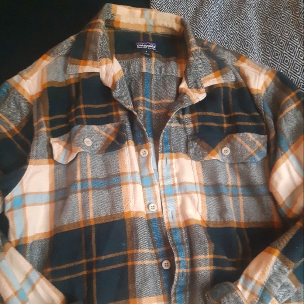 Patagonia tan and blue plaid button down long sleeved shirt. Mens medium